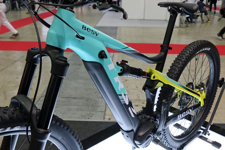 t[ƃobe[V[XɂȂAfUC܂