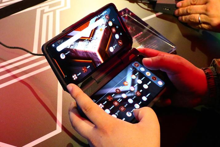 �オROG Phone�̖{�̂ŁA�����h�b�N�̃f�B�X�v���C