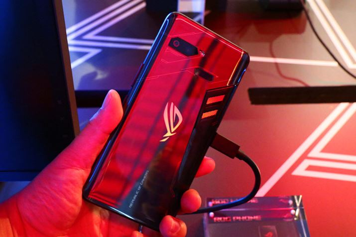 �T�C�h�}�E���g�R�l�N�^�[��USB�P�[�u����ڑ����ď[�d�Ȃǂ��ł���