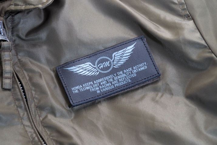 ~^[炵o߂ɁAS̓byɃAW