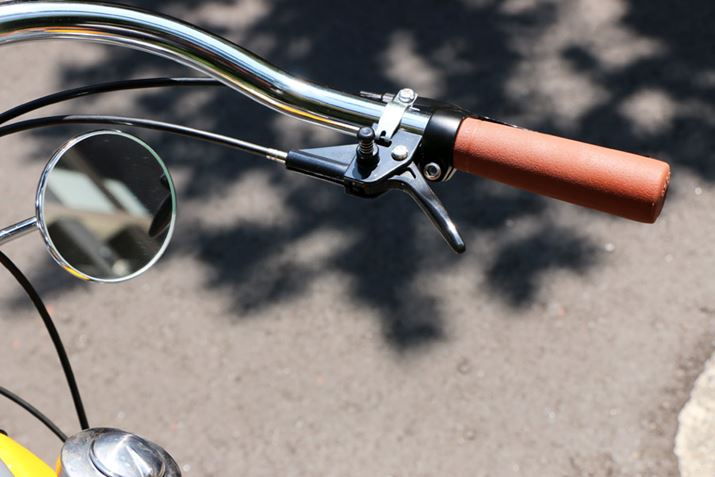 ʓIȃoCNƈႢAE葤ɐ݂ꂽo[ŃANZ𑀍삷BNb`͂Ȃ