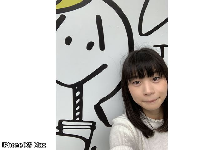 uiPhone XS MaxvƁA߂ςL΂Ăꂭ炢̎p