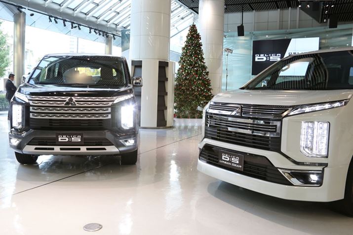 wbhCg̓[r[AnCr[ƂɃ}`LEDĂB