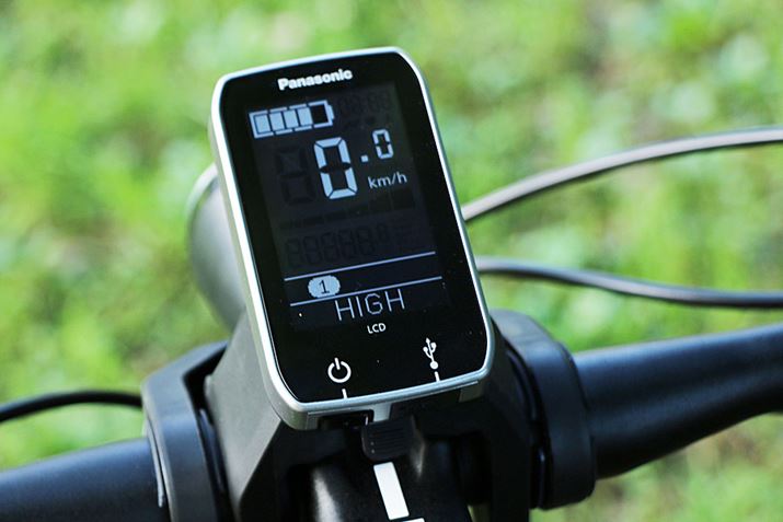 �I�����Ă���M�A�́A�n���h�������ɑ��������t�����j�^�[�Ŋm�F�ł���B���F�����ǍD