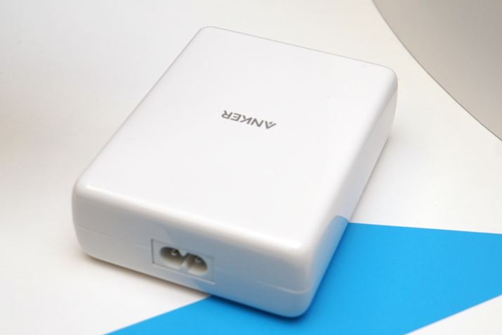 4USBo͂uPowerPort Atom PD4vBőo͂100W