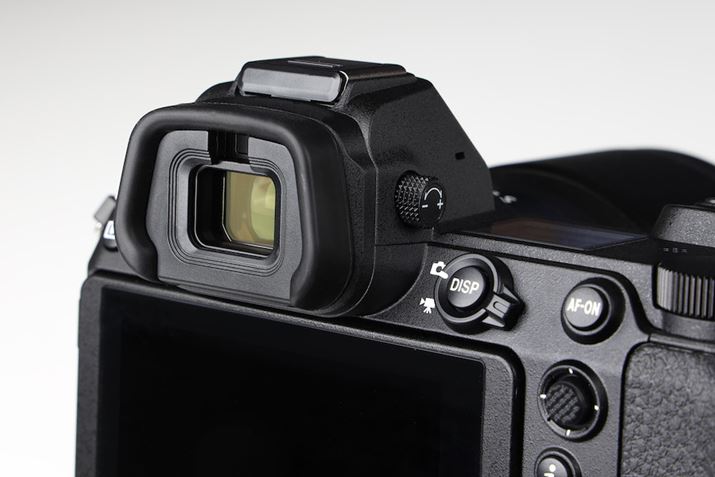 {0.8{EVF̗pBwnɂAX܂ŃNAŎRȌ̃t@C_[ɎdオĂ