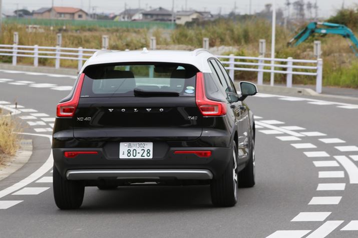 {{uXC40 T5 AWD R-Designv̑sC[W