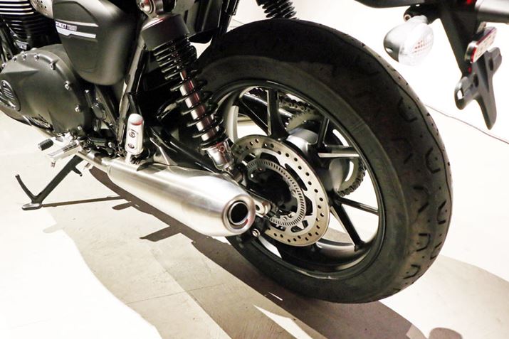 AfBXNu[L𓋍ځB^CTCY150/70 R17ŁALXgzC[𑕒Ă