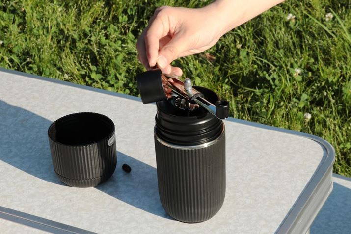 ~^u[ɃZbgAR[q[W[Jbvŗʂē܂