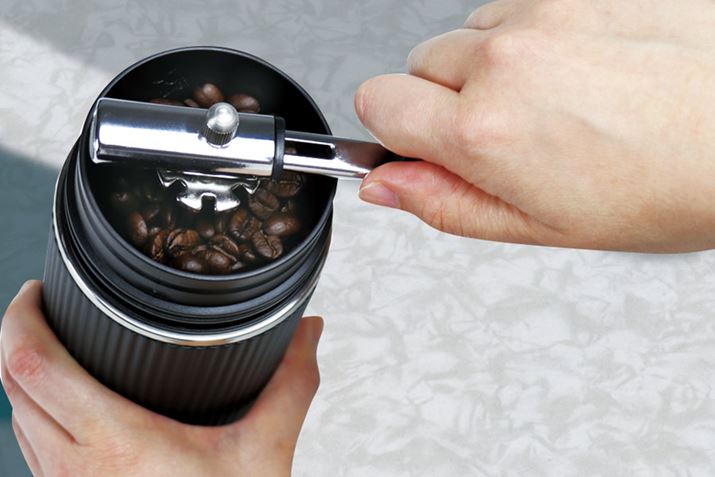 ~ŃR[q[҂܂B҂͉̃hbp[ɗdg݂Ȃ̂ŁAڂւԂ܂