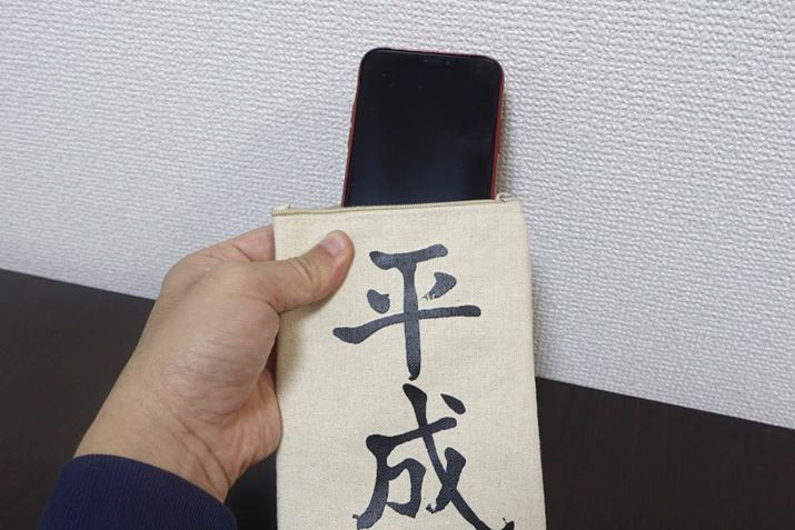 iPhone⃂oCobe[̂ɂ悳ȃTCYł