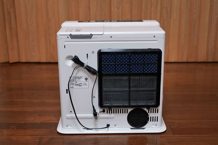 wʁBt@̂tB^[̏㕔ɂ͌G}ےELjbgB̊ۂ͔RċC