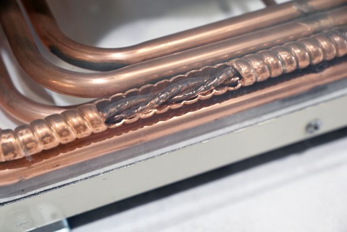 q[g|vjbg̒ɔzuĂǂ̒ɋĈƐ𗬂ĉMdg݂ł