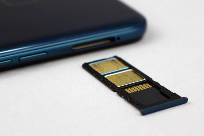 microSDJ[hXbgƂ͓ƗnanoSIMJ[hXbg2ڂ