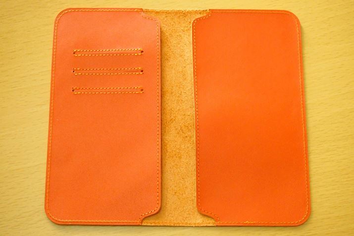 �P�[�X���J�����Ƃ���B�����̃|�P�b�g�ɂ�3�����̃J�[�h�|�P�b�g���t�����Ă��܂�