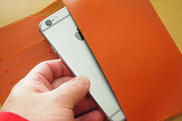 �X�}�z�͓����̊J�������牡�����ɃX���C�h�����ďo�����ꂵ�܂�