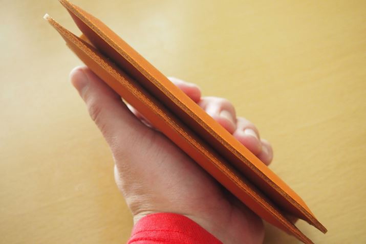 iPhone 6s��ZenFone 5�����[���ĕ����Ƃ���B�P�[�X�������ł��Ă���̂ŁA����قǌ��݂͂���܂���