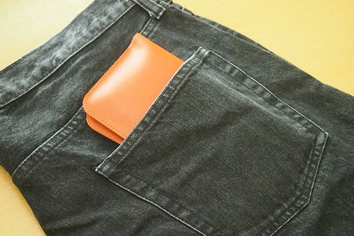 3����1�قǂ͂ݏo���Ă��܂��܂����A�W�[���Y�̃|�P�b�g�ɂ��ȒP�Ɏ��܂�܂�