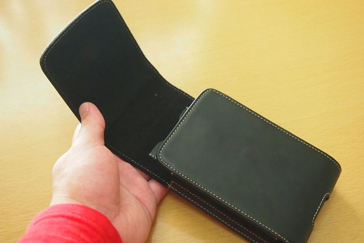 �J�o�[�̓}�O�l�b�g�ŌŒ肳���̂ŁA�J�����ςȂ��ɂȂ邱�Ƃ͂���܂���