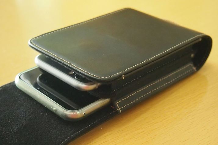 2��̃X�}�z�͏d�˂�悤�Ɏ��[���܂��B�J�o�[�P�[�X��t�����܂܂�ZenFone 5�ł����Ȃ�����܂���