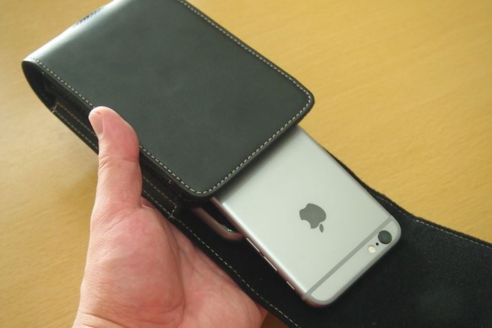 �t���b�v�J�o�[���J������ԂŌX����ƁAiPhone 6s�̓X���b�Ɨ����Ă��܂��܂�