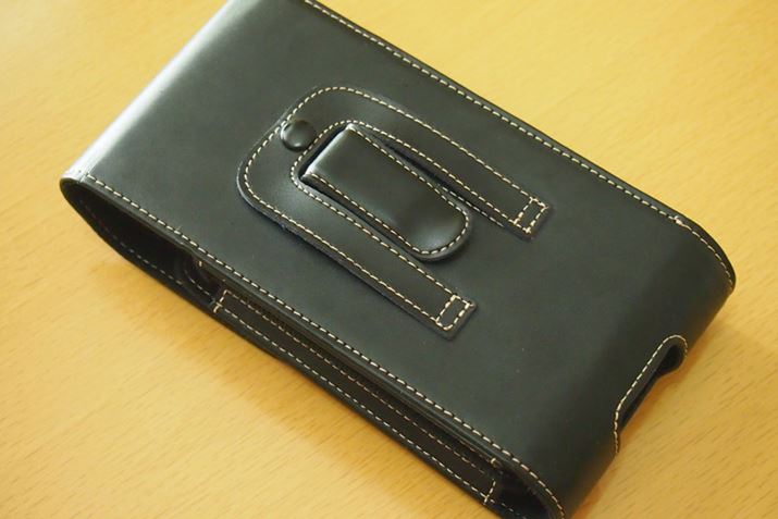 �P�[�X�̗��ʂɂ̓x���g�N���b�v���t���Ă��܂�