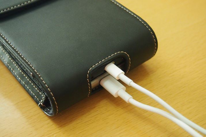 ���o���ɂ����X�}�z���w�ŉ����o�����߂Ǝv����J�����ł����A��������P�[�u���������ď[�d���ł��܂�