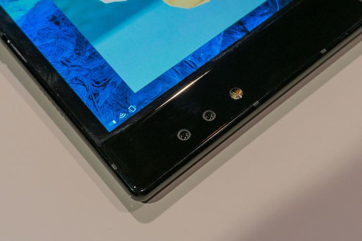 �f�B�X�v���C�㕔��1600����f��2000����f�̃J������1�@�����ځB�f�B�X�v���C�W�J���̓t�����g�J�����Ƃ��Ďg����ق��A��ʂ�܂肽���߂΃��A�J�����ɂ��Ȃ�Ƃ����d�l�ł�