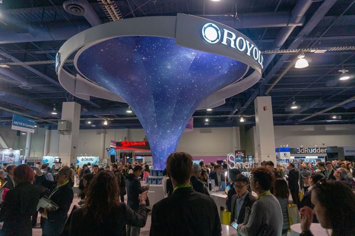 Royole�́uCES 2019�v���ő��݊��̂���傫�ȃu�[�X���o�W�B�e�����f�B�A�̒��ړx�����ɍ��������ł�