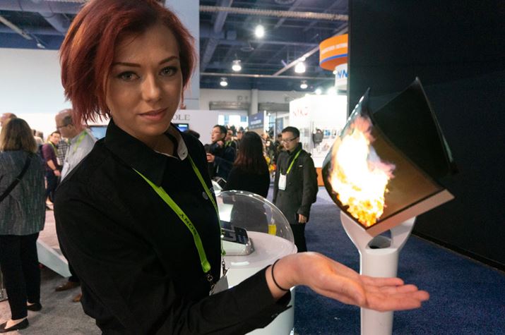 �܂肽���݃X�}�z�ȊO�ɂ��A�Ȗʃf�B�X�v���C���W������Ă���A�f�B�X�v���C�Z�p�̍����������܂�