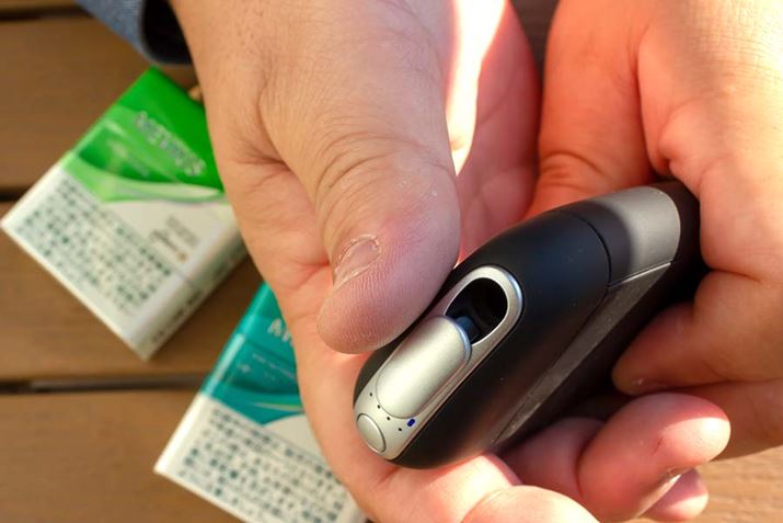 �㕔�̃t�^���X���C�h���邱�ƂŁA�d�����I���ɂȂ�