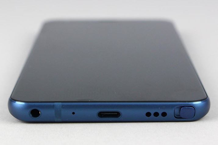 �{�f�B���ʂ�USB Type-C�|�[�g�𓋍ځB�w�b�h�z���[�q��������Ă���