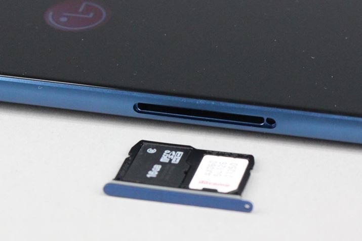 SIM�J�[�h��microSDXC�������[�J�[�h�̃g���[�͈�̌^