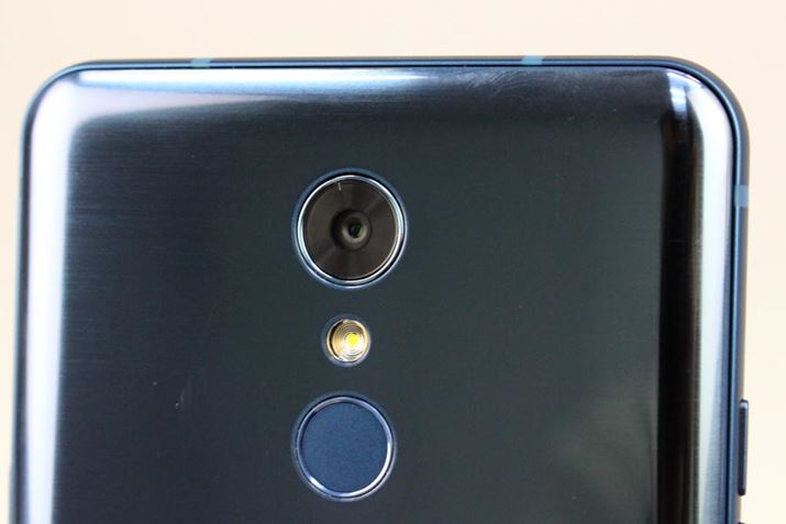 ���C���J�����͖�1,600����f�B����ƐÎ~�旼���ɑΉ������Ԃ�␳�@�\������Ă���