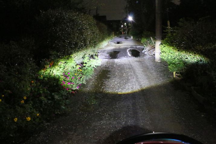 ���ۂɓ_��������ƁA���̂悤�Ȋ����B���C�g�̖��邳���\���ɂ���̂ŁA��Ԃ̑��s�����S��