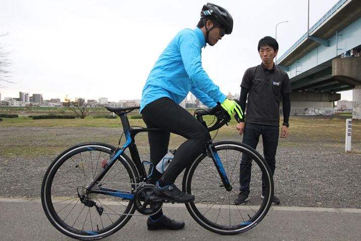 ܂͍𒅂ԂAEŃy_𓥂ݍ