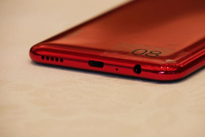 �{�̒�ʂɂ�microUSB�|�[�g�ƃC���z���W���b�N�𓋍�