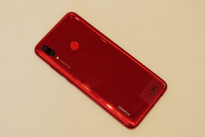 �w�ʂɂ̓��C���J�����̂ق��A�w��F�؃Z���T�[�������