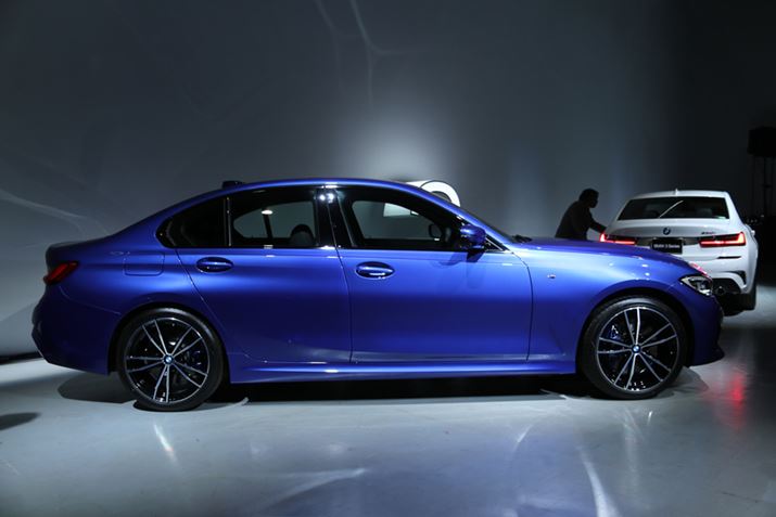 BMW V^u330iṽTChC[W