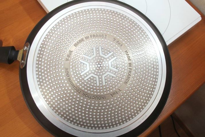 ����IH�ł��g����悤�����������{����Ă��܂��B�uMADE IN FRANCE�v�̍��󂪋��A�c