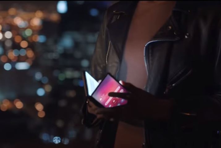 ����ɓo�ꂵ���T���X���̐܂肽���݃X�}�z�́A�O���̕ЖʂƁA�����̗��ʂɃf�B�X�v���C������܂�