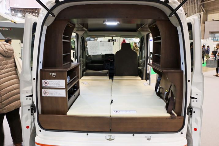 ��l2�l�����ɂȂ��t���b�g�ȐQ��𑕔��B�V���N��R�����Ȃǂ͔������Ă��Ȃ�