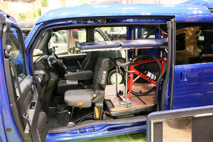 ���A�V�[�g�������񂾏�Ƀ��[�h�o�C�N�Ȃǂ̎��]�Ԃ����[���A���̏�ɐQ������\���ƂȂ��Ă���