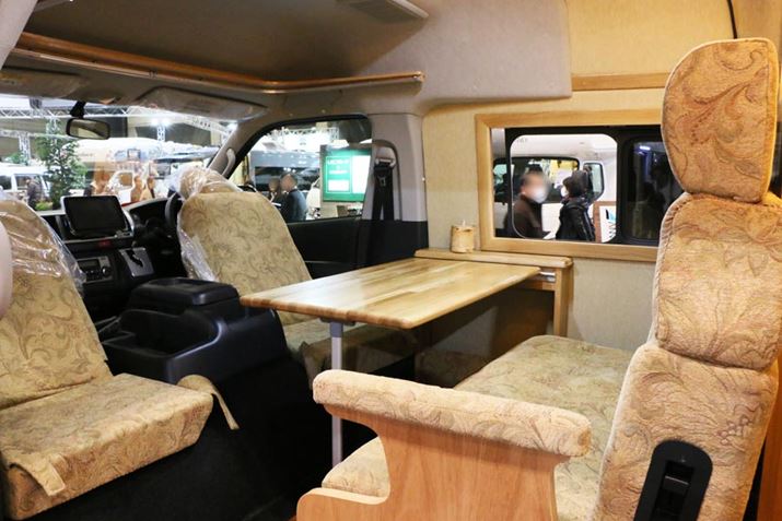 �^�]�Ȃ𔽓]�����A���r���O�X�y�[�X�̈֎q�Ƃ��ė��p�\