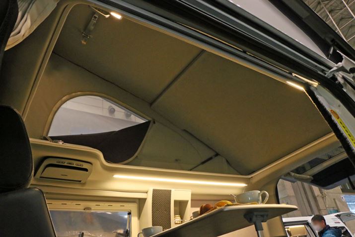 �|�b�v�A�b�v���[�t���J�����X�y�[�X�ɑ�l2�l���Q�邱�Ƃ��ł���i�ʐ^�̓x�b�h��ݒu���Ă��Ȃ���ԁj