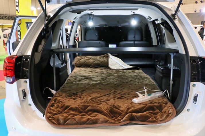 �A�E�g�����_�[PHEV E:POP�͑�^�o�b�e���[�𓋍ڂ��Ă���̂ŁA���̎����͓d�C�ѕz���������ނ̂��悳����