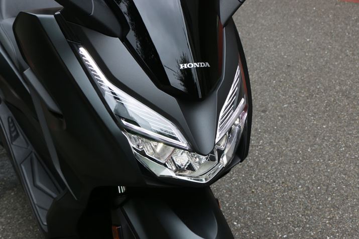 LED�����ꂽ���C�g���A�X�^�C�����O�ɍ��킹�V���[�v�ȃf�U�C���ƂȂ��Ă���