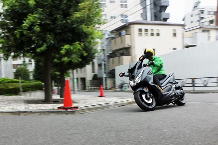 �R�[�i�����O�ł͑�a�����ꂽ�z�C�[�����ЂƖ𔃂��Ă���悤�ŁA�n���h�����O�͌y���ŋC����������