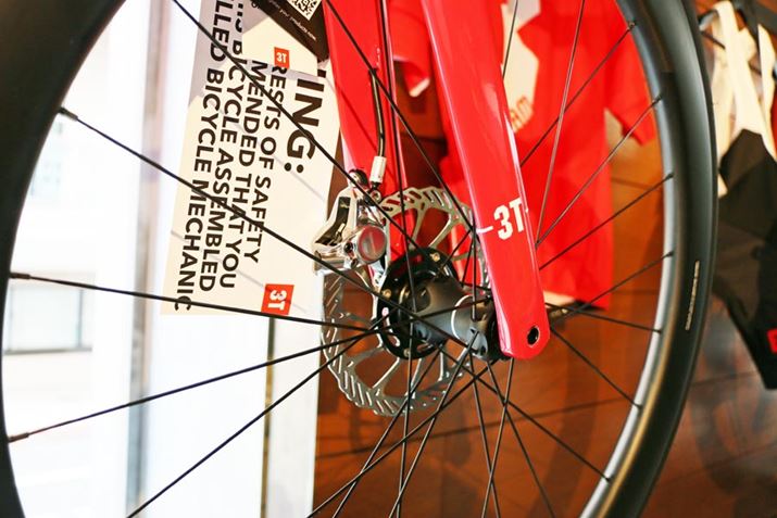 OƂɖfBXNu[L𓋍ځBz[X́At[tgtH[N̓ʂĂ