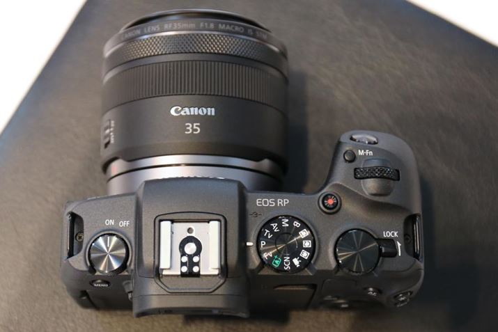 EOS RƂ͈قȂA{fBʂɎBe[h_C𓋍